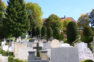 Eine Friedhofanlage mit diversen Grabsteinen aus Naturstein